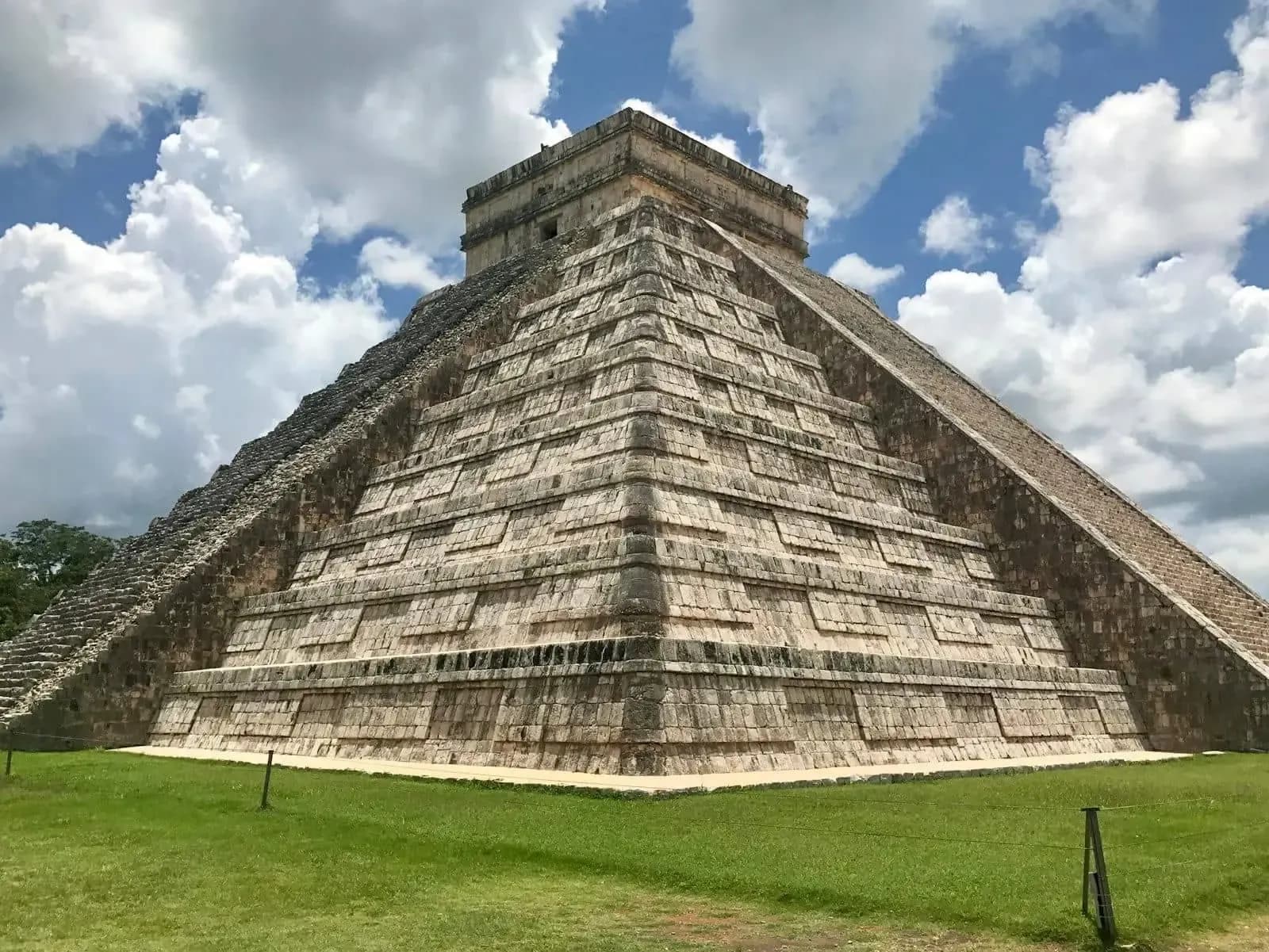 Pirámide de El Castillo en Chichen Itzá, México