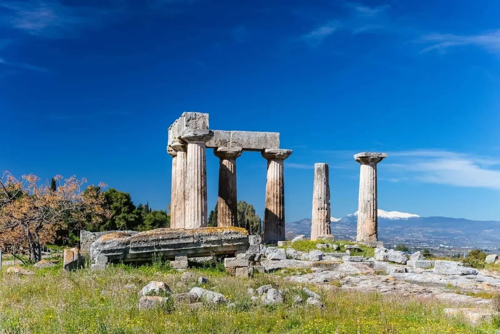 Columna dórica del Templo de Apolo en la Antigua Corinto, Grecia