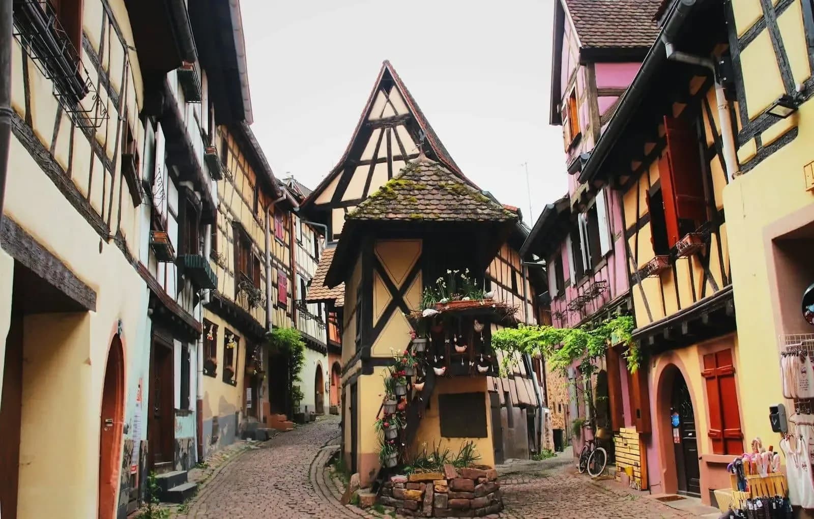 Calle del pueblo medieval de Eguisheim, Alsacia, Francia