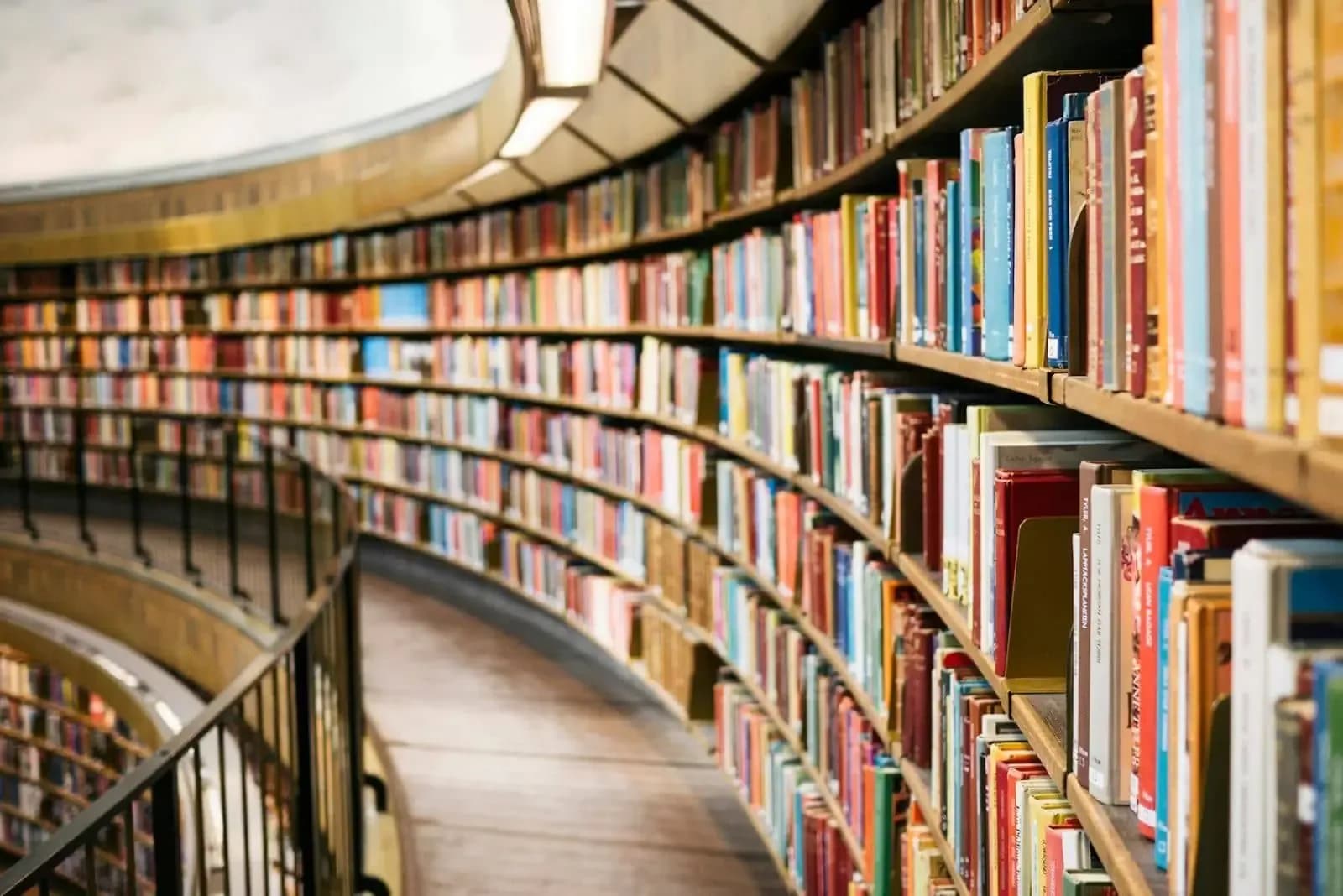 Páginas de un libro antiguo bajo luz cálida