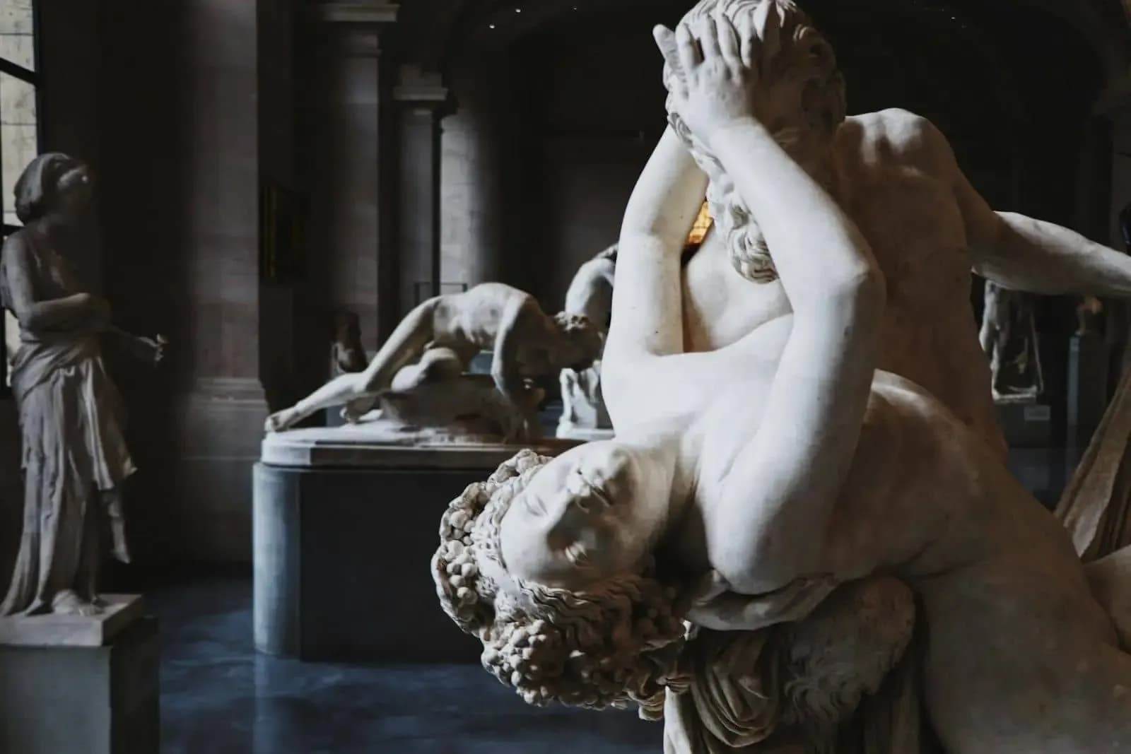 Escultura clásica de mármol en un museo de Lille, Francia