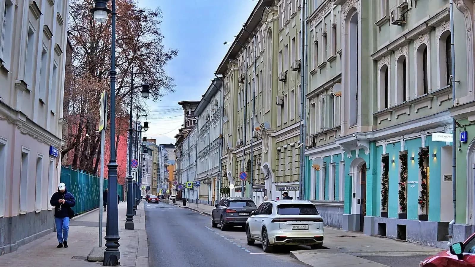 Calle histórica de Moscú con edificios de colores vivos