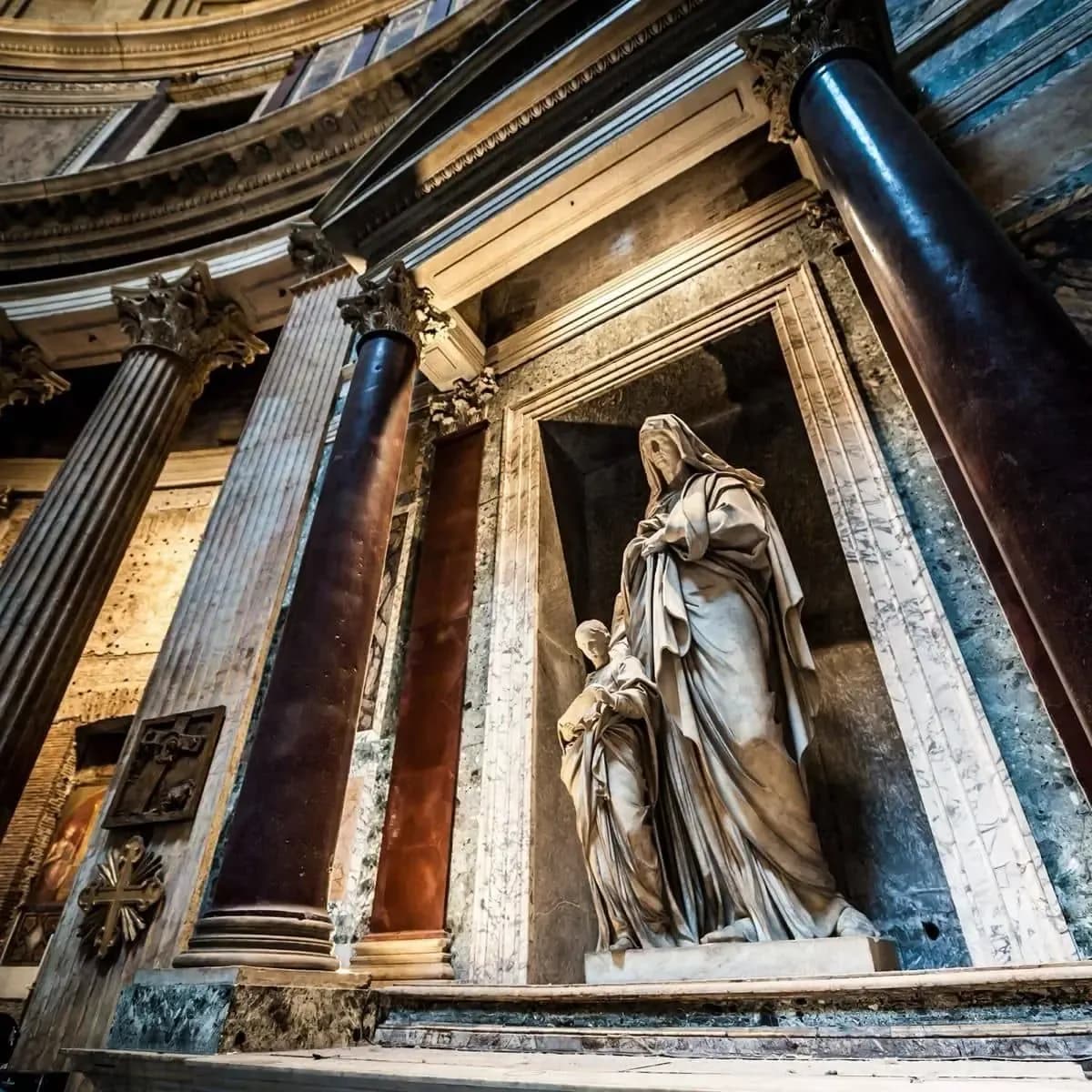 Escultura de mármol en el interior del Panteón de Roma