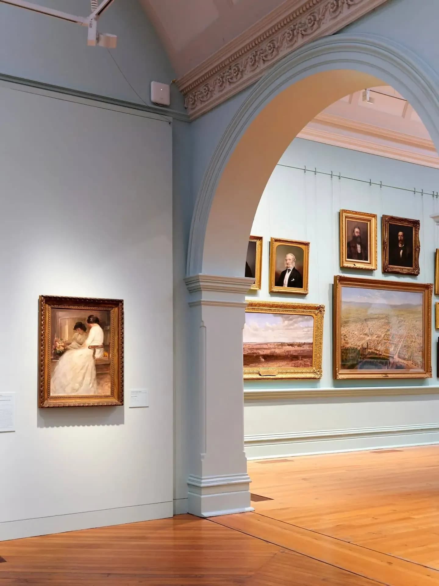 Sala con cuadros colgados en una exposición temporal de pintura