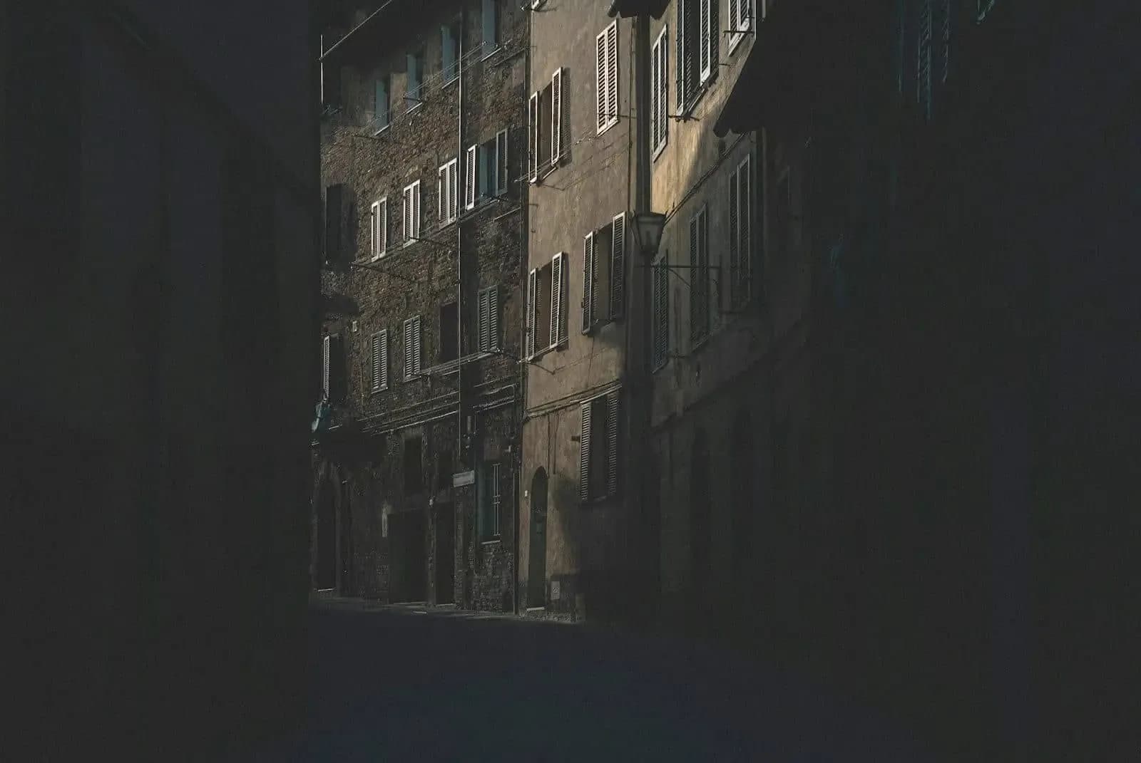Calle medieval del centro histórico de Siena, Italia