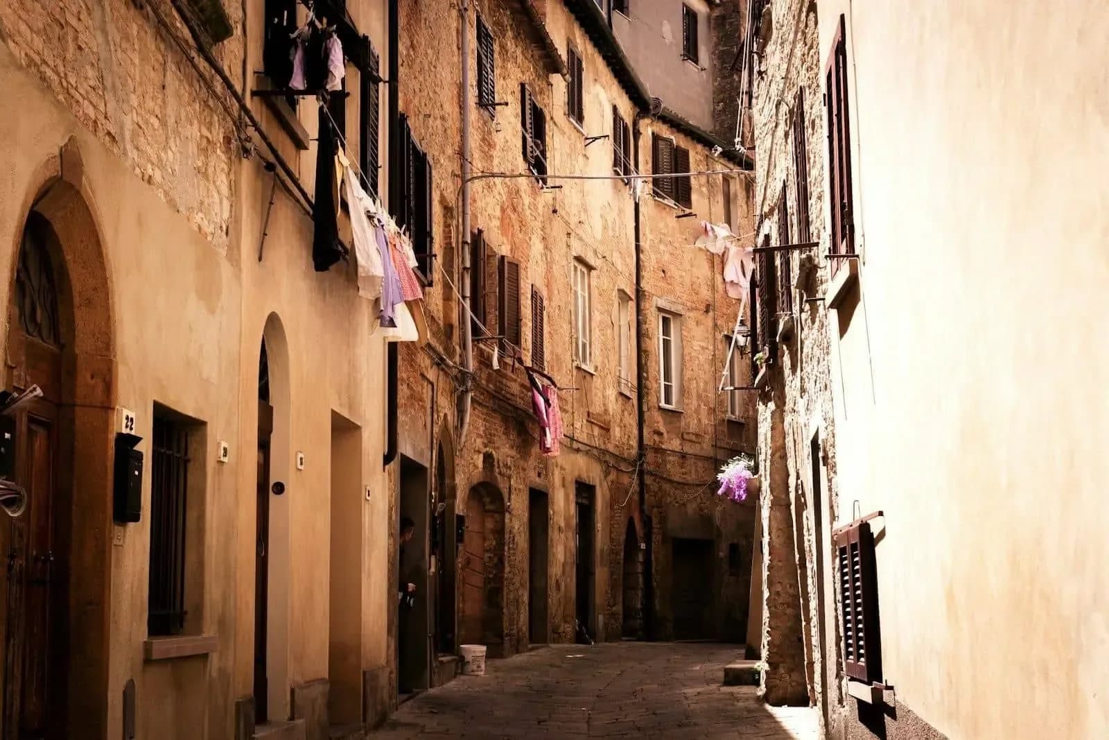 Callejuela medieval de Volterra, Toscana, Italia