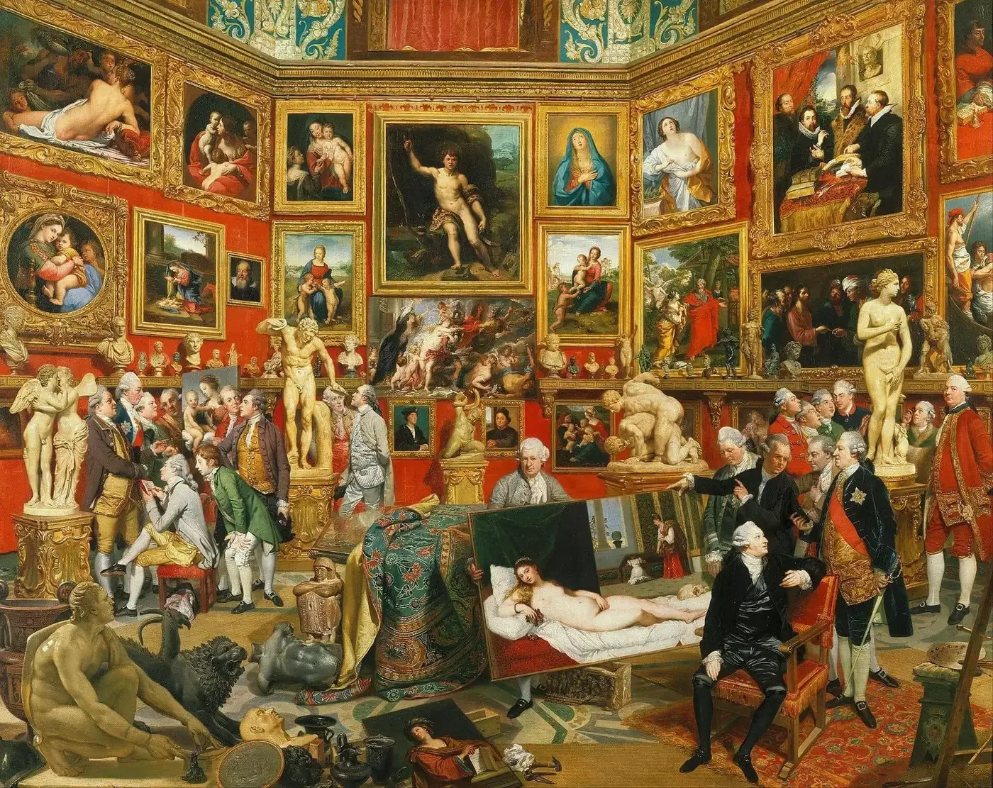 Sala octogonal de los Uffizi abarrotada de cuadros y esculturas, con un grupo de caballeros comentando las obras