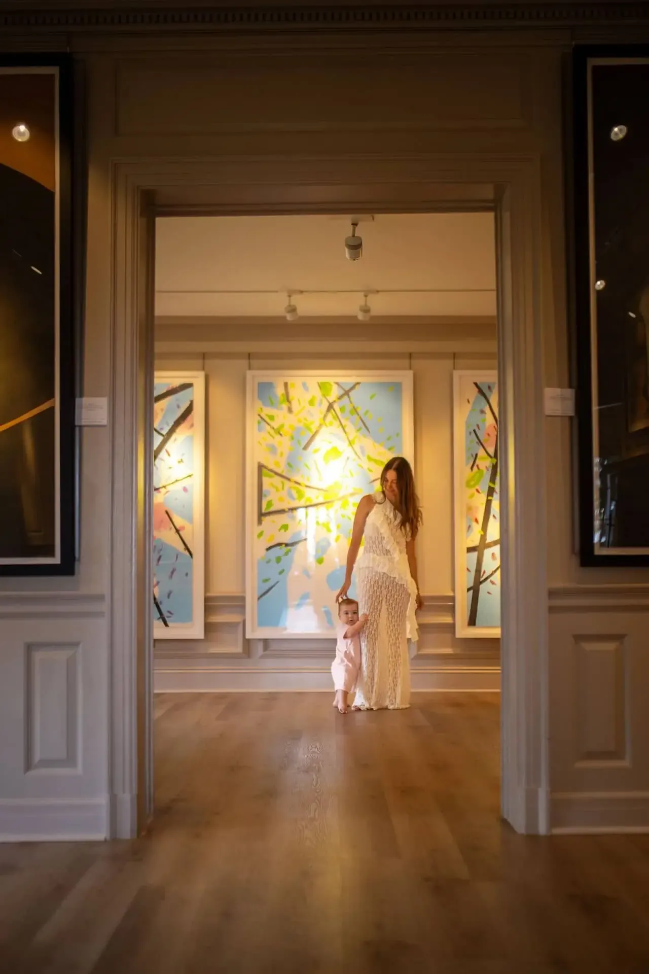 Niña de pie en una sala de museo ante un gran cuadro abstracto