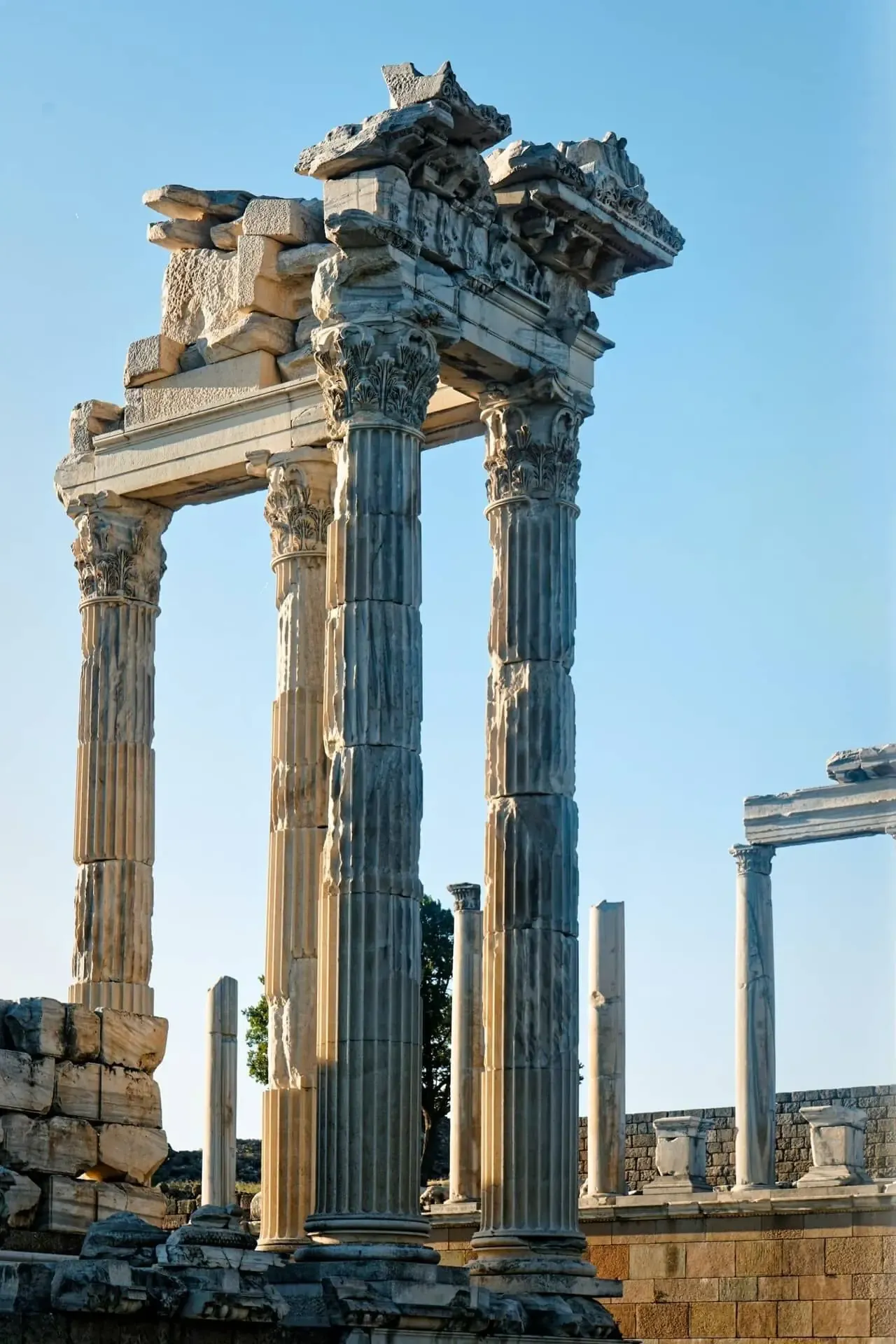 Columnas y arquitrabe de un templo romano en ruinas en Pérgamo bajo un cielo azul